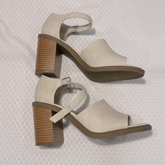 NEW 3 inch block heel sandal, neutral color, adjustable buckle ankle straps, 7.5 - Picture 4 of 8